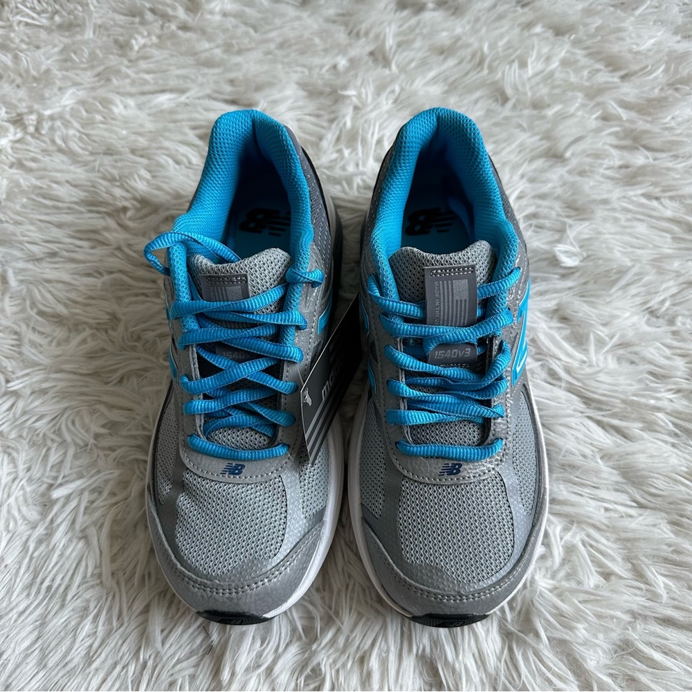 New Balance Womens 1540v3 Sneakers Silver Blue New In Box Size 5 Extra Narrow - Picture 2 of 8